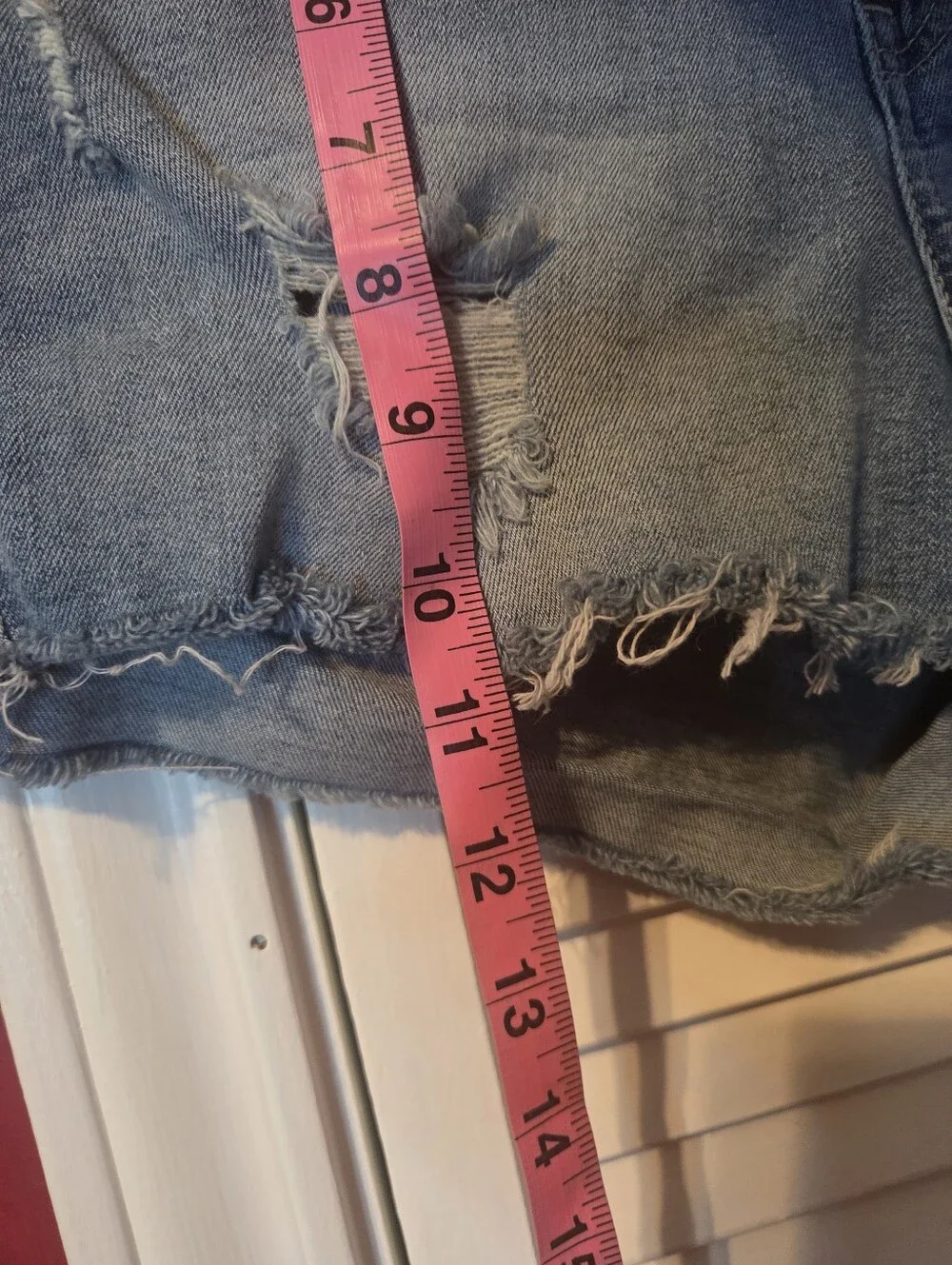 MINT CONDITION!! GUESS Distressed Denim Cut Off Shorts Size 30 Light Wash w/Logo